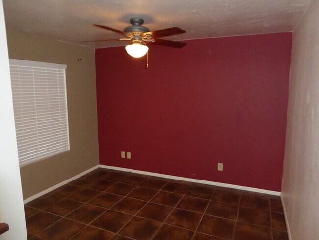 Building Photo - 820 W University Dr