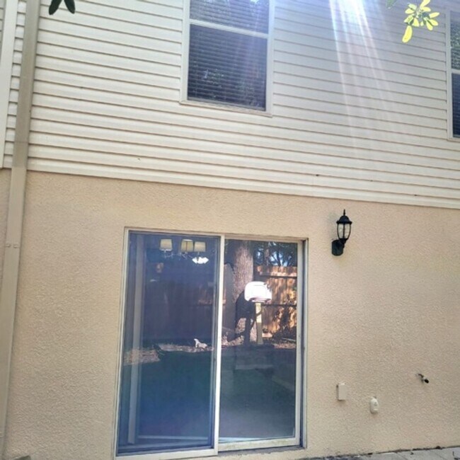 Building Photo - Well laid out 3 BDR /2.5 BTH Townhome with...