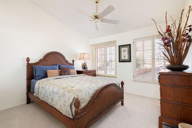 Building Photo - 260 Vista Royale Cir E