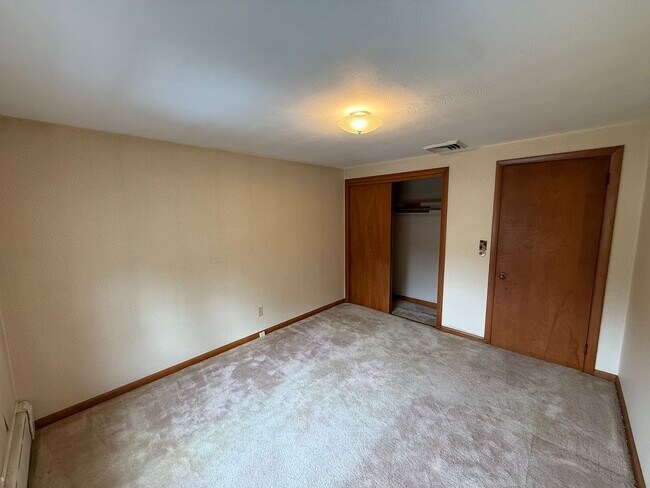 Building Photo - Beautiful 3 Bed, 1 Bath Single Family for Rent in Broad Brook!