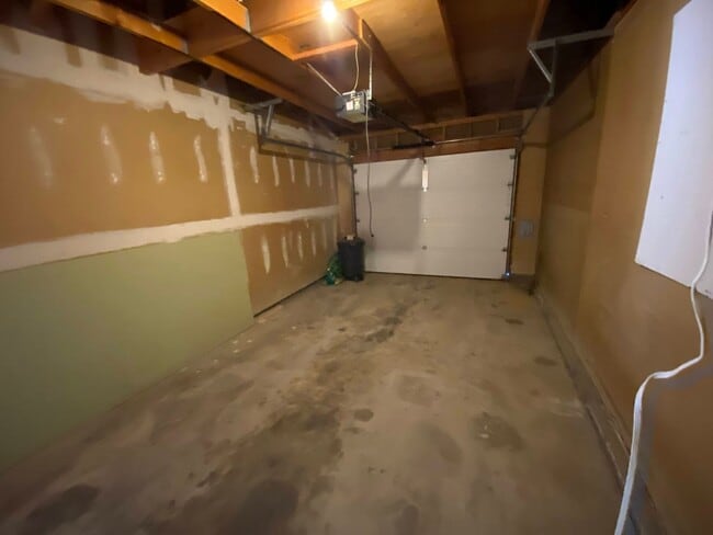 Building Photo - Cozy 3 Bedroom 1 Bath Home with Large Yard & 1 Car Attached Garage