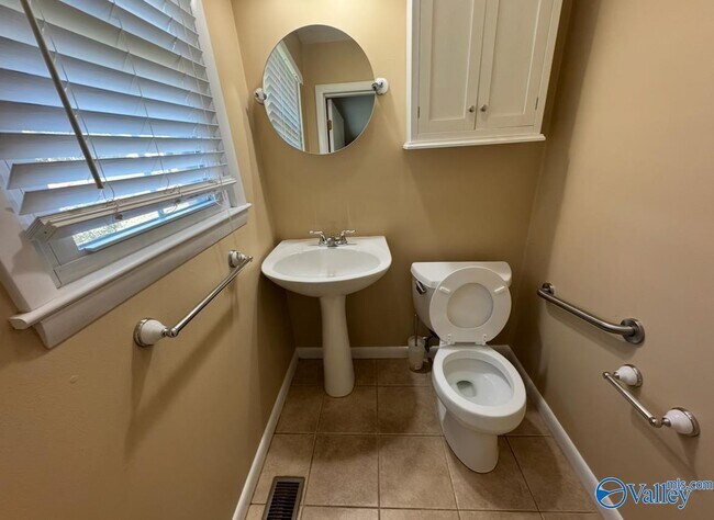 Building Photo - 10011 Strong Dr SE