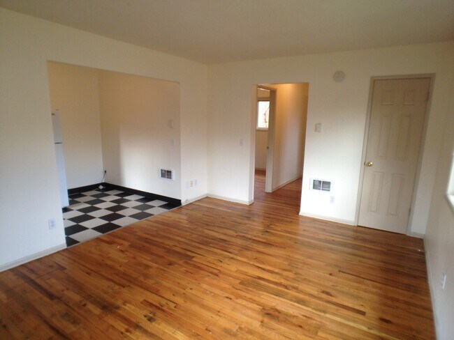 Building Photo - Corner 1bed, great location, bike storage,...
