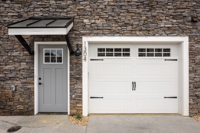 Building Photo - Upscale Luxury Townhouse