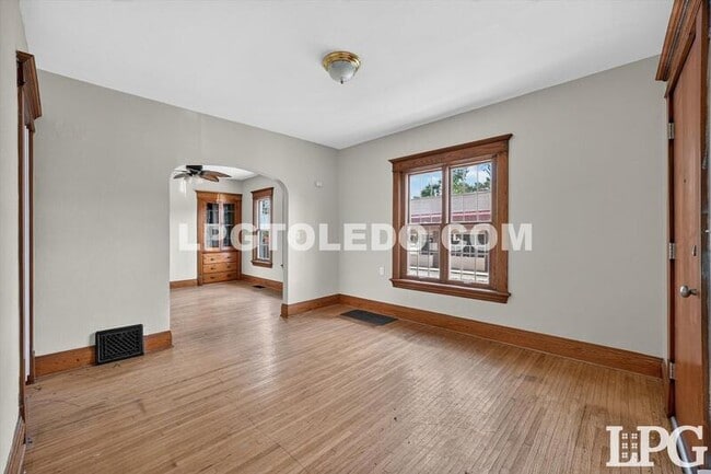 Building Photo - 3318 Stickney Ave