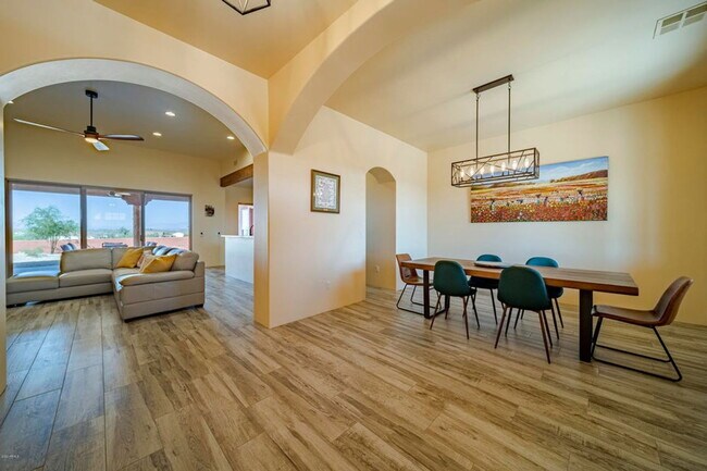 Building Photo - 335 Latigo Way