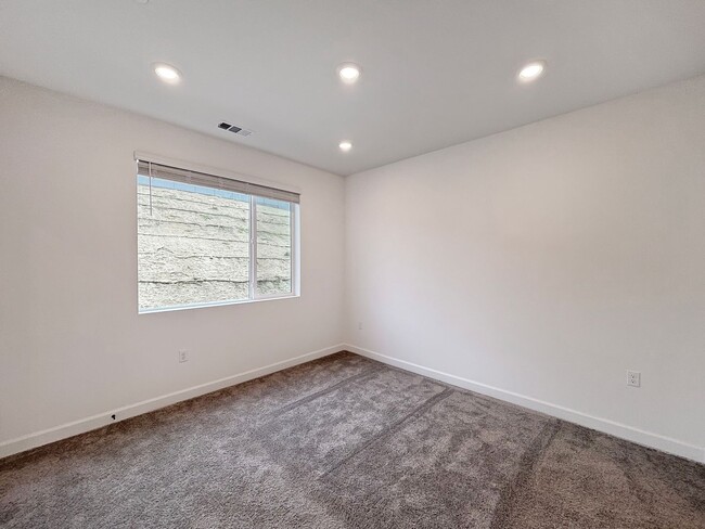 Building Photo - Spacious 3-Bedroom, 3-Bathroom Townhome in...