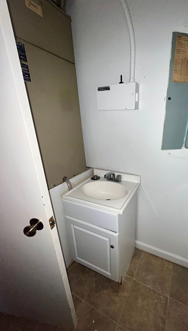 Building Photo - Well-Located One-Level Condo -- Just Minut...
