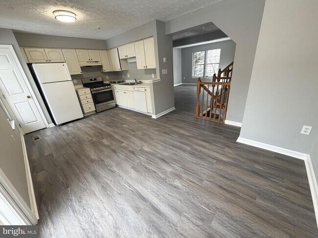 Building Photo - 8624 Mayaone St