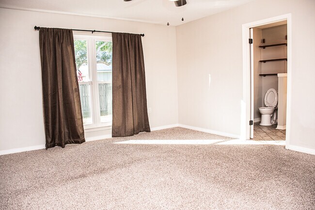 Building Photo - 17 8th St