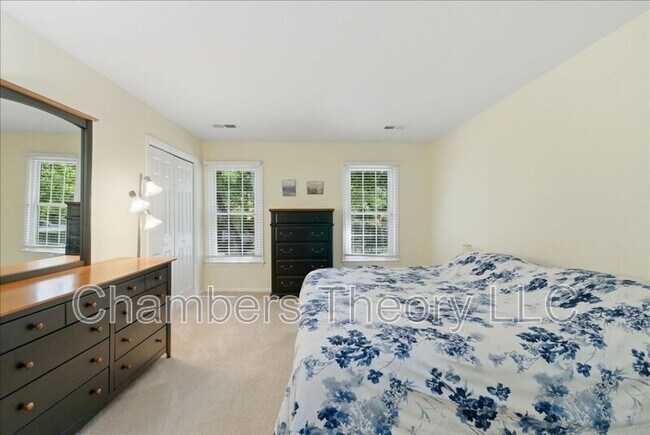 Building Photo - 9902 Madrigal Way