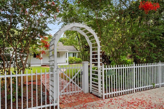 Building Photo - 3945 Loquat Ave