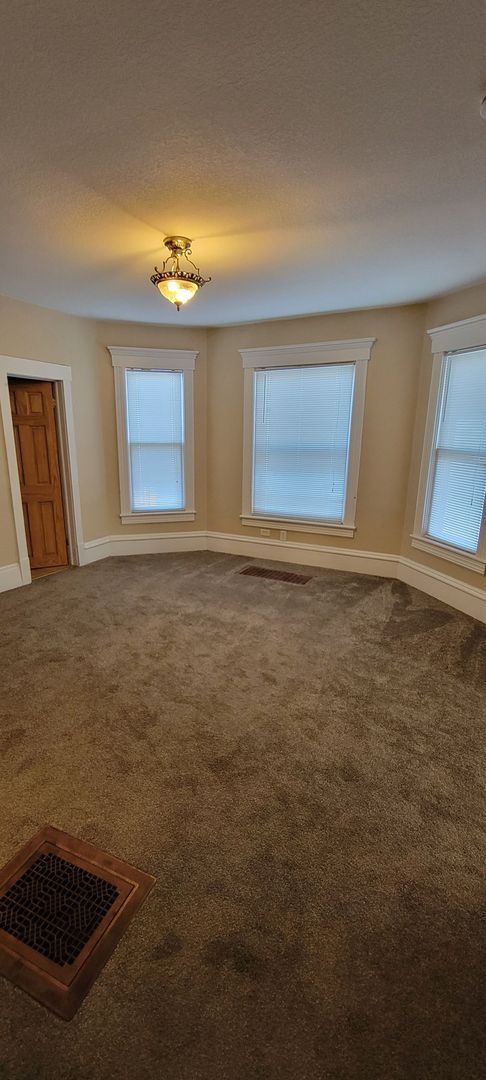 Building Photo - 2 Bedroom 1 Bath