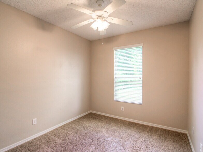 Building Photo - 14200 Viburnum Ln