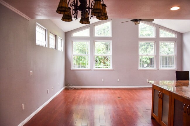 Building Photo - Large Home in North Orange