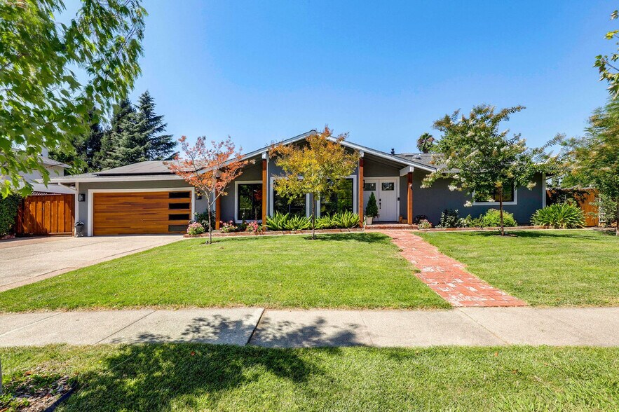 Building Photo - 1250 Sweetbriar Dr