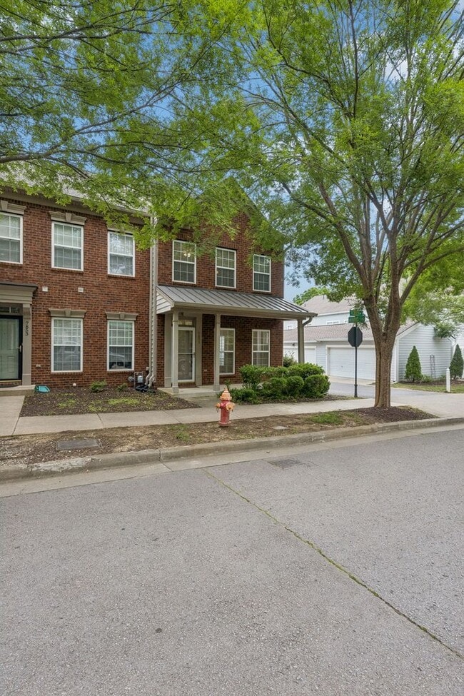 Building Photo - Beautifully maintained 3-bedroom, 2-bath townhome in Nashville’s highly desirable Lennox Village