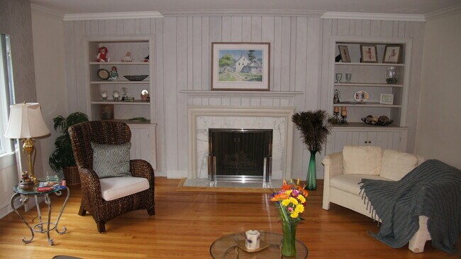 Building Photo - 460 Highcrest Dr