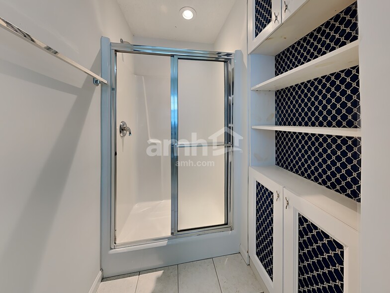 Building Photo - 5815 Regent Village Dr