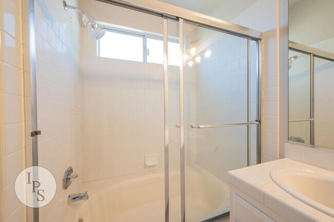 Building Photo - North West Fresno Home, 3BR/2BA, Built 1995 - Lots of Amenities!