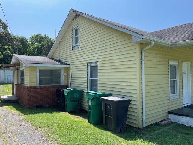 Building Photo - NEWLY RENOVATED 3 BED, 1.5 BATH WITH BONUS...
