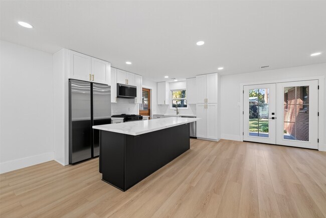 Building Photo - 9770 Cedardale Dr