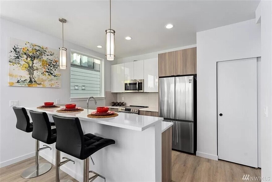 Building Photo - 5712 Roosevelt Way NE