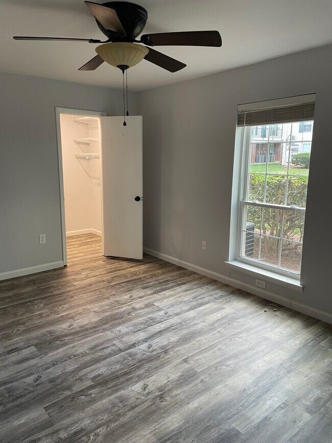 Building Photo - 900 Mountain Creek Rd