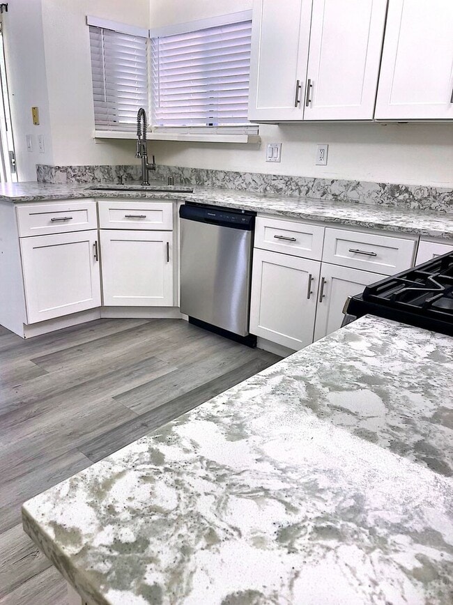 Building Photo - 2419 N Clark St