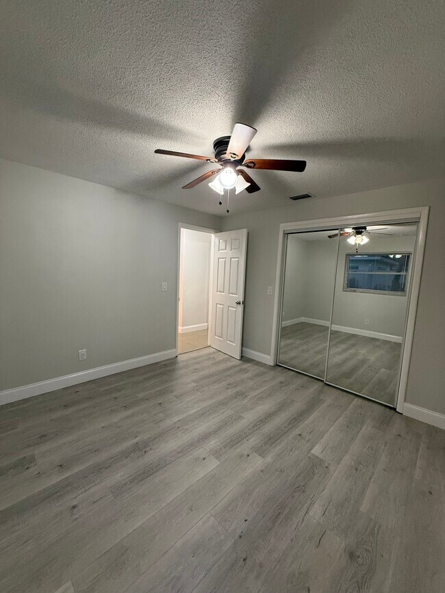 Building Photo - 1481 Barry St