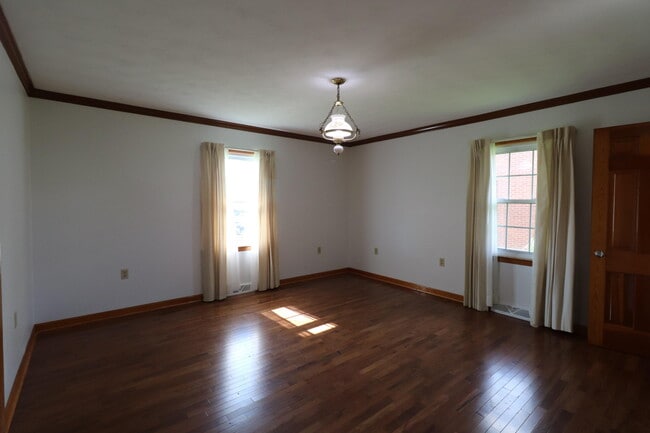 Building Photo - 204 Weil Ln