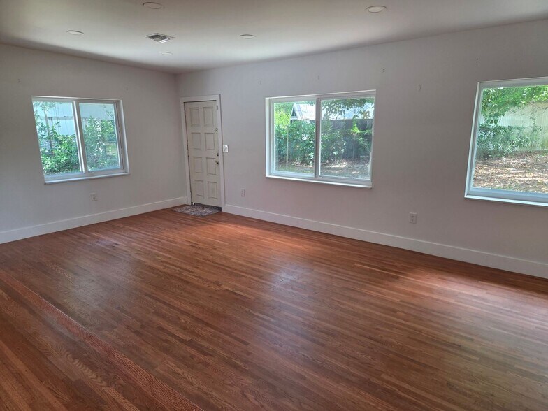 Building Photo - 13040 N Miami Ave
