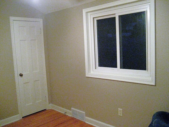 Building Photo - 823 Elm St