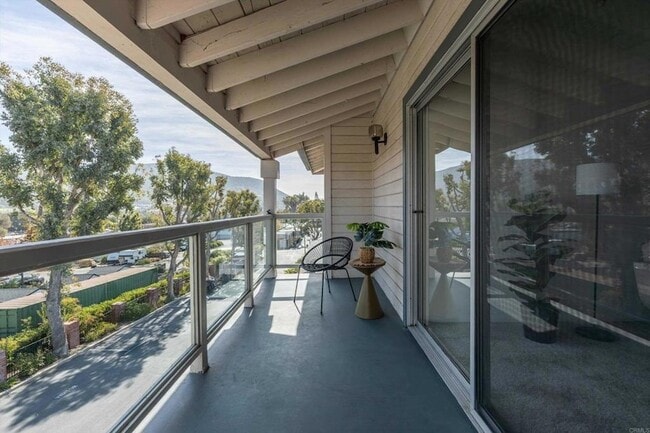 Building Photo - 1560 Circa Del Lago