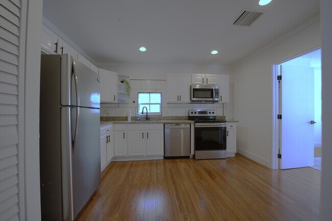 Building Photo - 717 N E St