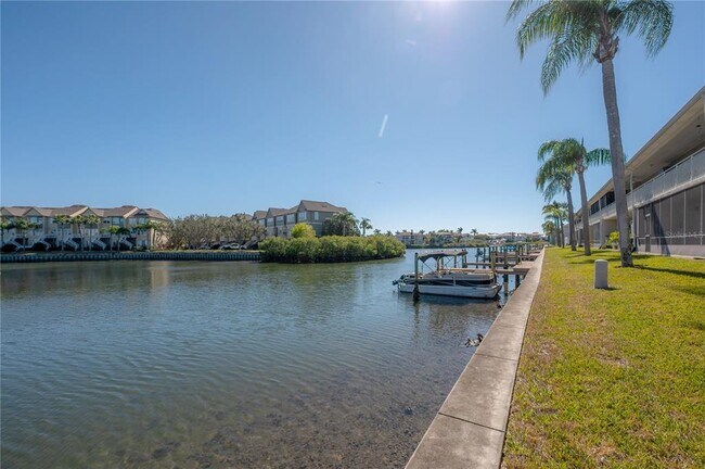 Building Photo - 8812 Bay Pointe Dr