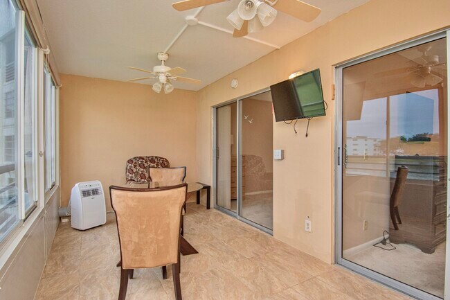 Building Photo - 2030 Ainslie Dr