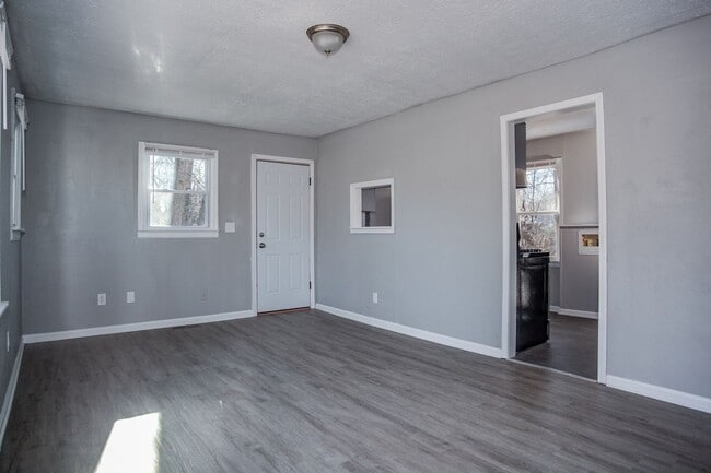 Building Photo - COMING SOON: Adorable 2-Bed Home with Bright Interiors in Independence!