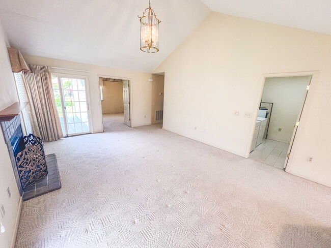 Building Photo - 2138 Valley Dr