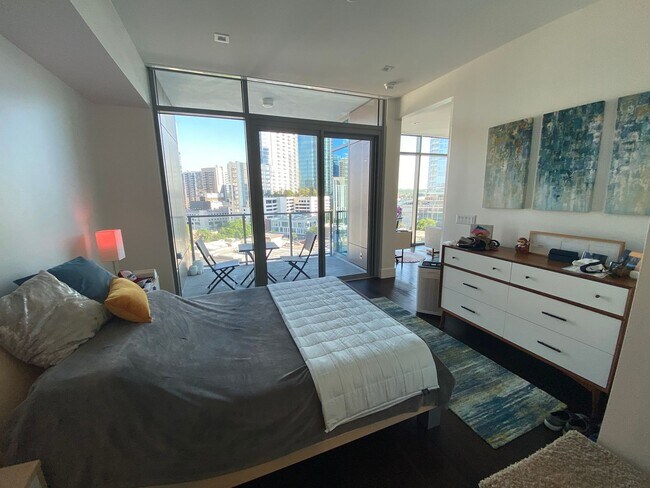 Building Photo - Spacious 930 SF Luxury Condo | Fifth & West | Market District