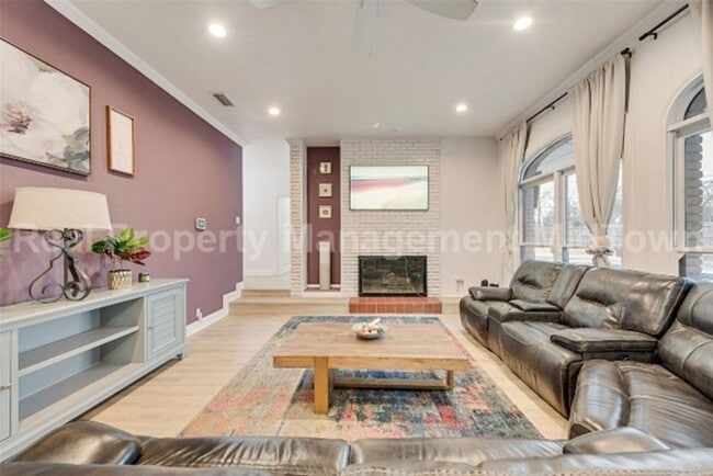 Building Photo - Stunning 4-Bedroom Retreat with Designer T...