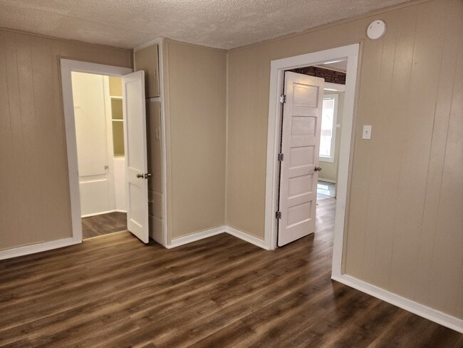 Building Photo - 213 W 9th St