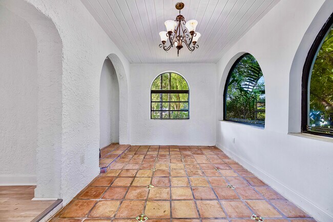 Building Photo - 1139 Venetia Ave