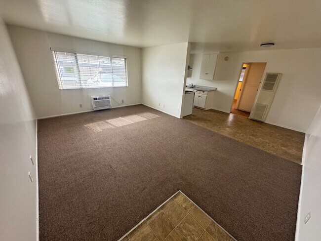 Building Photo - 1160 E Alosta Ave