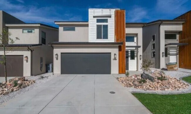 Building Photo - Dog-Friendly 4 Bedroom 2.5 Bath in Desert ...