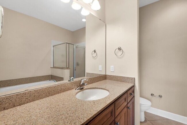 Building Photo - "Spacious 2-Bed Townhouse in Prime Fort Walton Beach Location"