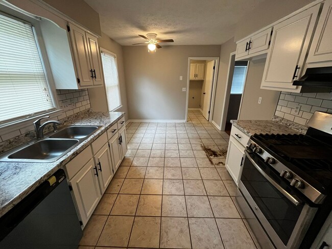 Building Photo - Cozy and Affordable!!