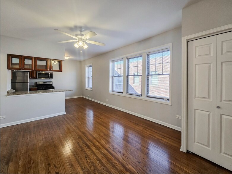 Primary Photo - 3730 N Sheffield Ave