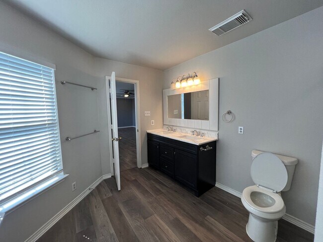 Building Photo - AWESOME Updated 4-Bed 2.5-Bath in Gruene C...