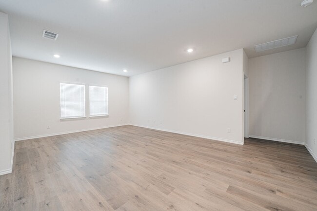 Building Photo - 2110 Thornton Dr